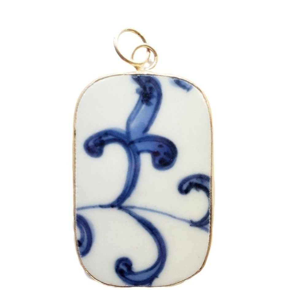 Blue & White Chinoiserie Broken China‎ Pottery Shard Pendant Silver Tone Bezel